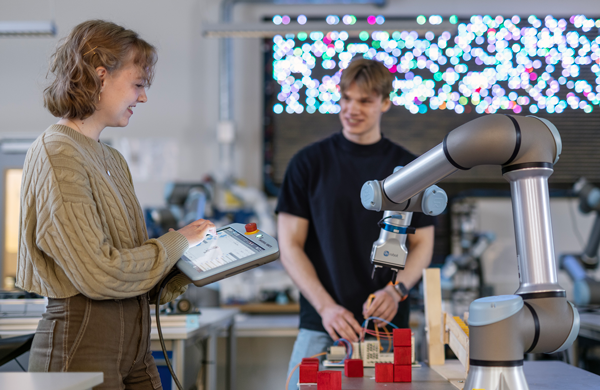 Students working with a robot arm at a laboratory. Photo: Geir Mogen / NTNU